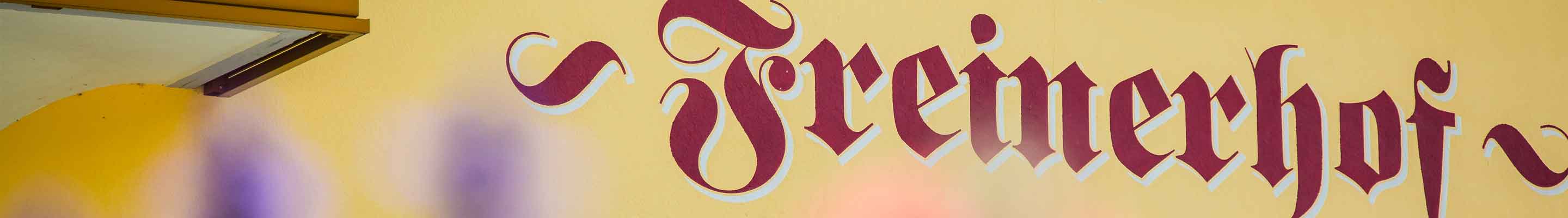 Schriftzug vom Freinerhof auf der Hausmauer Schriftzug vom Freinerhof auf der Hausmauer