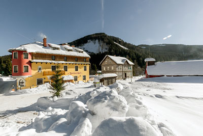 Winteraufnahme vom Freinerhof mit Stoahaus Winteraufnahme vom Freinerhof mit Stoahaus