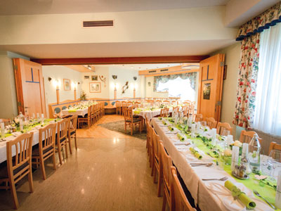 festlich gedeckter Saal bevor die Hochzeitsgäste kommen festlich gedeckter Saal bevor die Hochzeitsgäste kommen