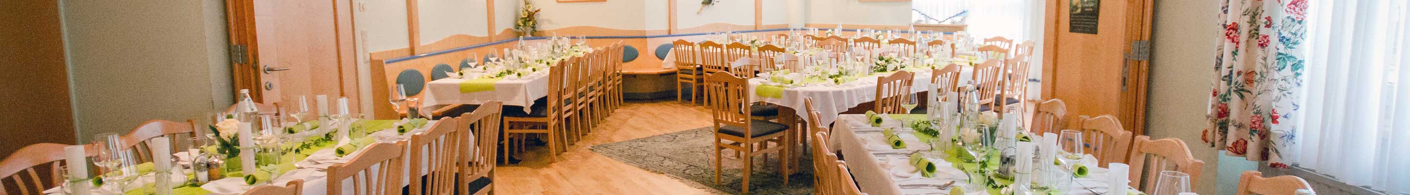 festlich gedeckter Saal bevor die Hochzeitsgäste kommen festlich gedeckter Saal bevor die Hochzeitsgäste kommen