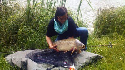 Ein Fischerparadies für Ansitzangler ist der Richterteich mit seinen wunderschönen großen Karpfen. Mit 2 Angeln und nur mit Schonhaken kann man hier auch Zander, Hecht oder Wels überlisten. Mais, Schwimmbrot und Boilis sind hervorragende Köder. Ein Fischerparadies für Ansitzangler ist der Richterteich mit seinen wunderschönen großen Karpfen. Mit 2 Angeln und nur mit Schonhaken kann man hier auch Zander, Hecht oder Wels überlisten. Mais, Schwimmbrot und Boilis sind hervorragende Köder.