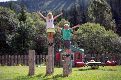 unsere Kinder lieben den riesigen Kinderspielplatz und teilen ihn gerne mit unseren Gästen unsere Kinder lieben den riesigen Kinderspielplatz und teilen ihn gerne mit unseren Gästen