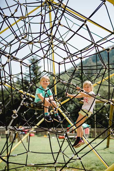 unsere Kinder lieben den riesigen Kinderspielplatz und teilen ihn gerne mit unseren Gästen unsere Kinder lieben den riesigen Kinderspielplatz und teilen ihn gerne mit unseren Gästen