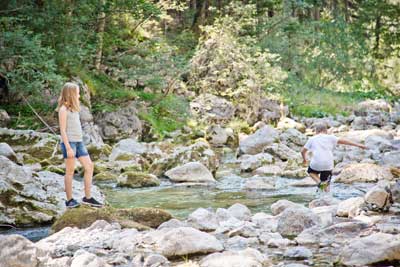 Kinder spielen in der Mürz