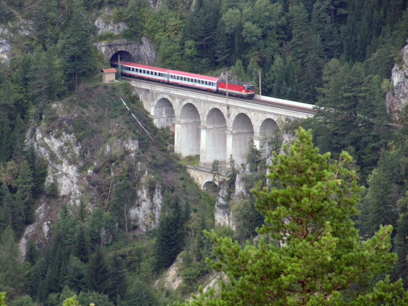 Leicht erreichbarer Ausflugstipp: Der Semmering mit der berühmten Semmeringbahn sind leicht erreichbar. Die Semmeringbahn ist eine Teilstrecke der Südbahn in Österreich. Sie verläuft von Gloggnitz über den Semmering nach Mürzzuschlag. Sie war die erste normalspurige Gebirgsbahn Europas, wurde von Carl von Ghega geplant und 1854 eröffnet. Der Semmering Bahnwanderweg ist ein kleiner Geheimtipp.